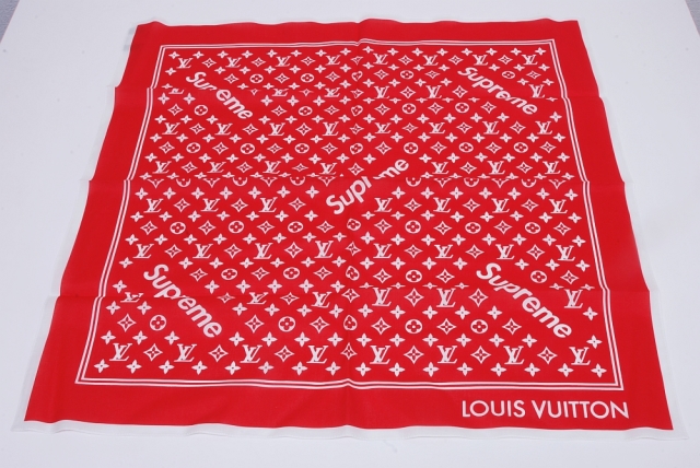 メンズsupreme louis vuitton モノグラムバンダナ