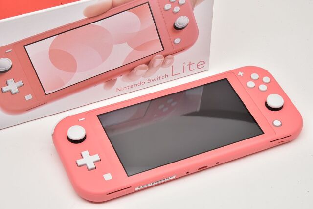 任天堂 スイッチライト switchlite コーラルスイッチ - 携帯用ゲーム機本体